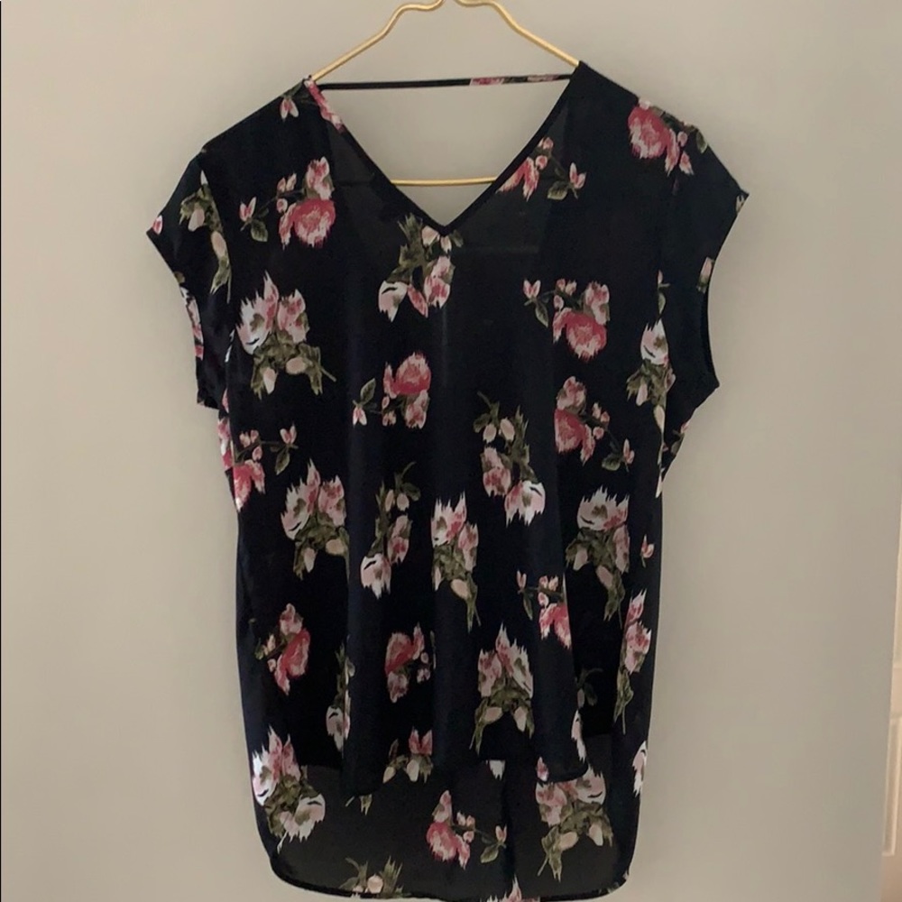 Black floral vneck tee